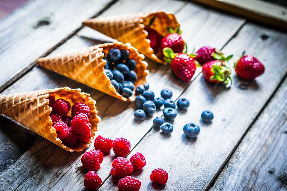 Eiswaffeln (Stanitzel) ohne Eis nur mit Himbeeren, Heidelbeeren und Erdbeeren