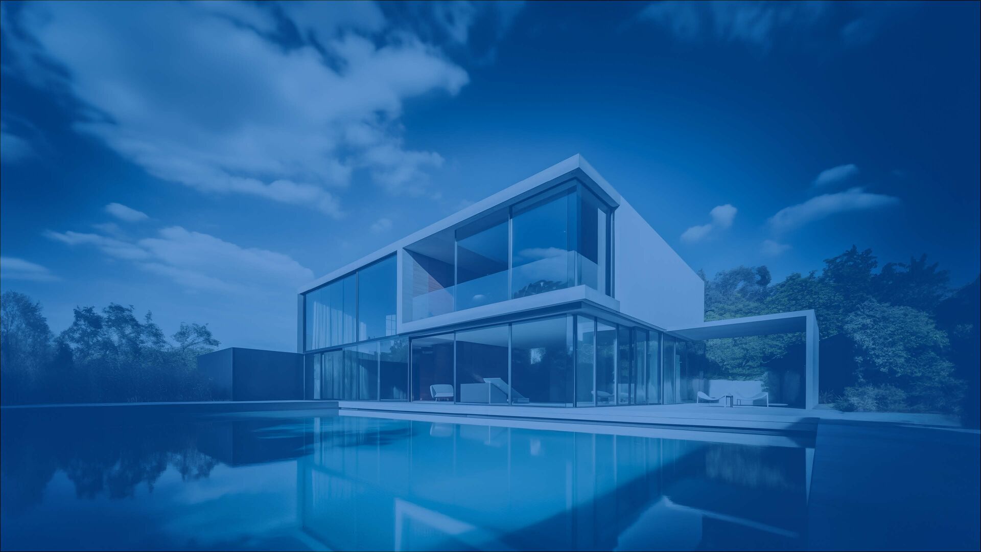 Modernes Haus mit großen Glasfronten und riesigem Pool davor hinter einem blauen transparenten Vordergrund